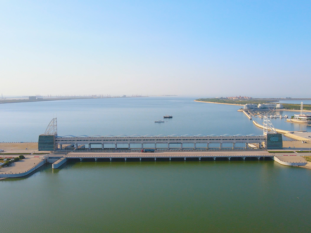 濰坊白浪河防潮閘：建于入海口粉沙質(zhì)海岸潮下帶，與船閘共用邊墩，